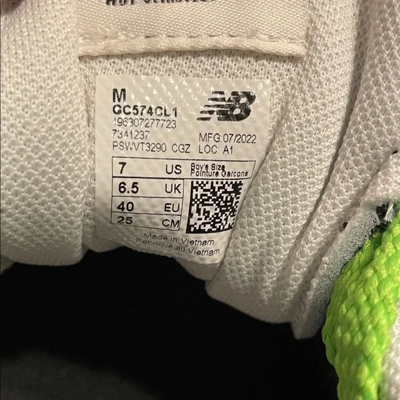 NWT 574 New Balance Kids Black Sneakers with Green Accents big kids size 7